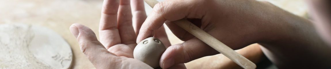 Animations et ateliers de modelage ceramiques pour enfants et adultes.