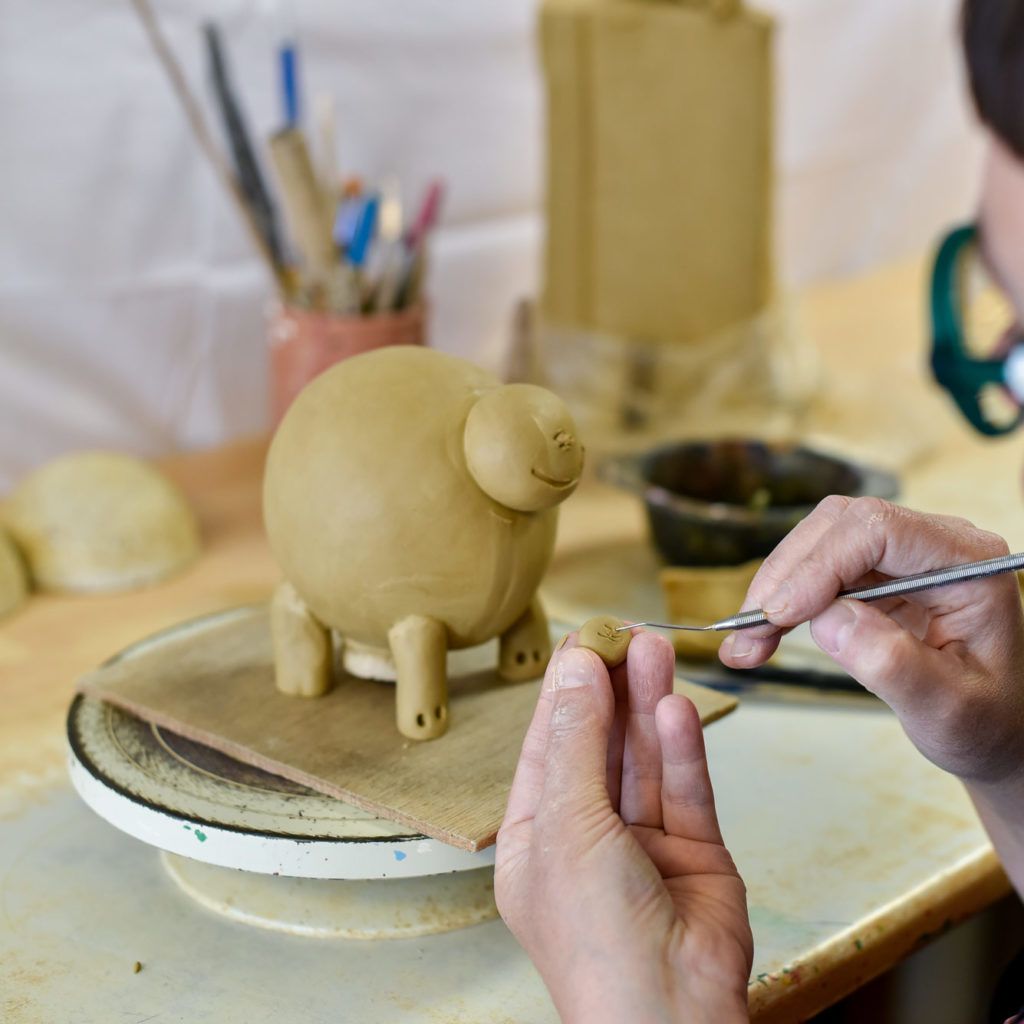 Atelier au Cochon Dingue, imaginer et fabriquer des objets décoratifs d’intérieur en faïence pour adultes et pour enfants.