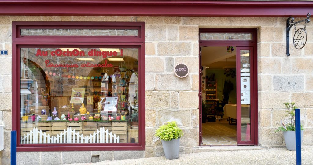 La boutique de céramiques artisanales "Au Cochon Dingue" à Eymoutiers en Haute-Vienne sur le Plateau de Millevache.
