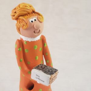 Gros plan personnage décoratif céramique