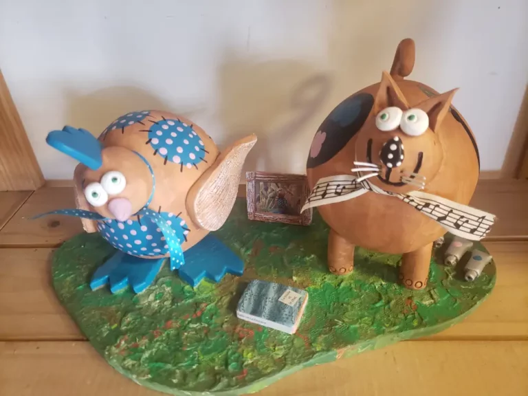 cadeau de mariage personnalisé : saynète avec deux animaux en céramique qui représentent les mariés, une poule couturière et un chat musicien, réalisés par Laure Laforge céramiste.