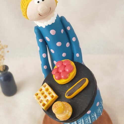 Gros plan personnage décoratif céramique