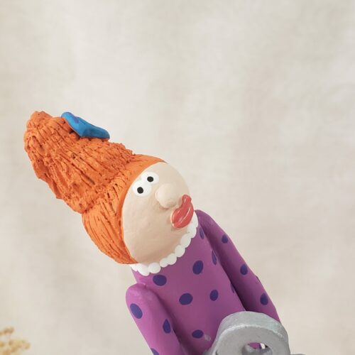 Gros plan personnage décoratif céramique