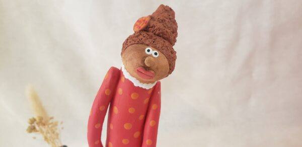 Gros plan personnage décoratif céramique