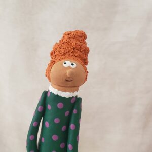 Gros plan personnage décoratif céramique