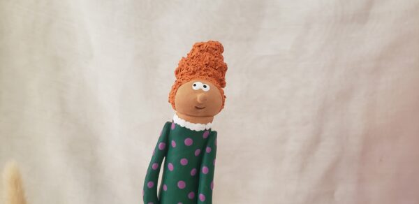 Gros plan personnage décoratif céramique