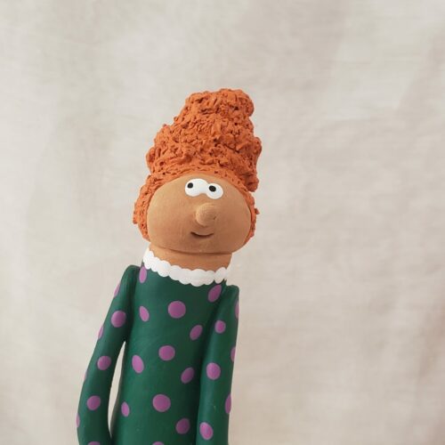 Gros plan personnage décoratif céramique