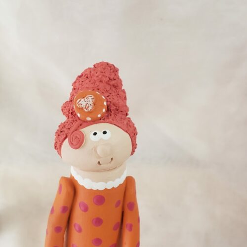 Gros plan personnage décoratif céramique